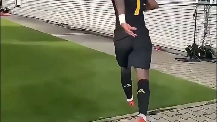 Step on the club badge or not?