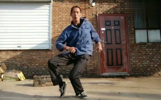 An old man from the countryside used his childhood tape recorder to imitate a breakdance from the 19