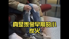 檀健次问粉丝:过年开心吗?你说呢?!真是羡慕早期的小炭火 ~~就是说大哥你的膝盖冷不,想给你盖上!