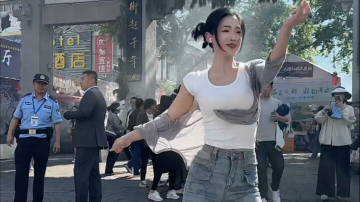 再次来到满是人间烟火气的三月街，这次来吃品了11样不同的小吃，没吃够，明年接着吃