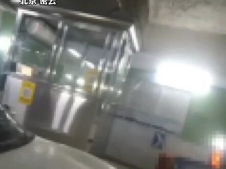 Đỗ xe chắn lối ra bãi đỗ xe và nhất quyết không chịu dời xe, còn hùng hổ nói: "Có giỏi thì bắt tôi đ