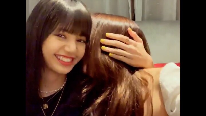 Fans called Lisa "oppa," so the big shot Sha and Jisoo put on a little skit.