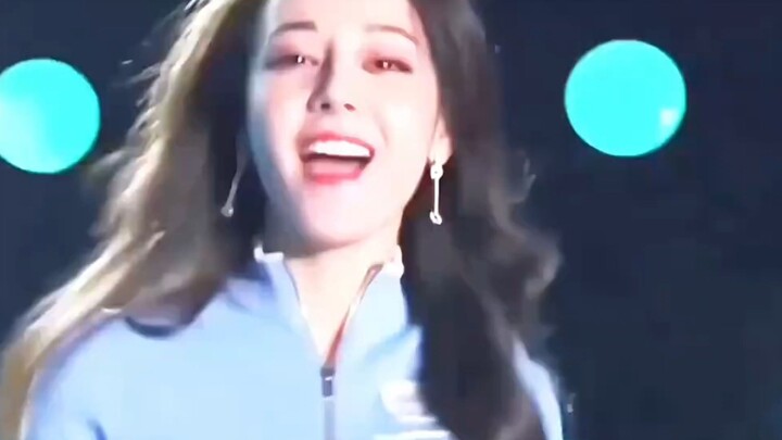 Dilraba baru belajar selama belasan menit terus langsung naik ke panggung, ada yang bilang tariannya