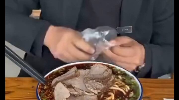 كان الضيوف على الطاولة الأخرى ينظرون إلى وعاء معكرونة اللحم البقري الخاص بهم...