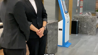 The lobby manager helps employees resolve second-hand housing deposits.