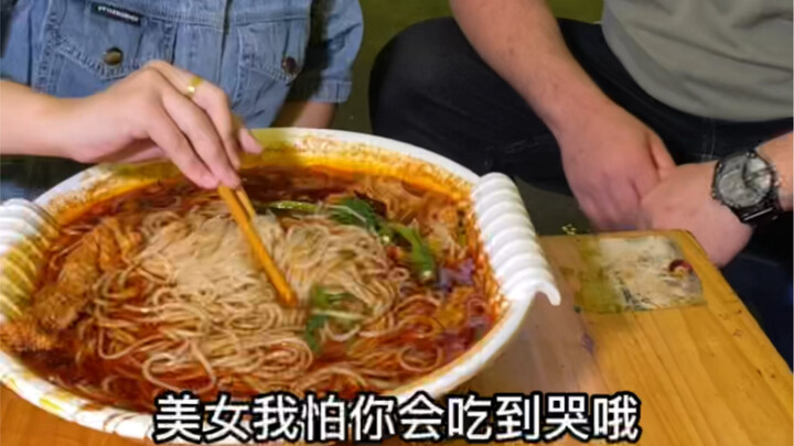 A Hunan beauty specially came to take on the rice noodle challenge: five liang in one go, with extra