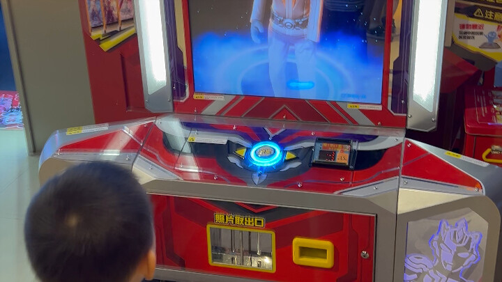 Mari kita rekam kejadian kecil master Up kecil yang berubah menjadi Ultraman Tiga ketika dia berumur