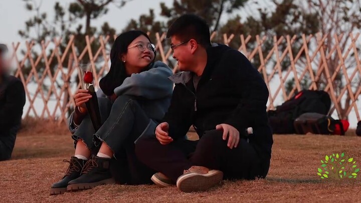 Quietly hand a rose to a boy and ask him to give it to his girlfriend, then the whole screen is fill