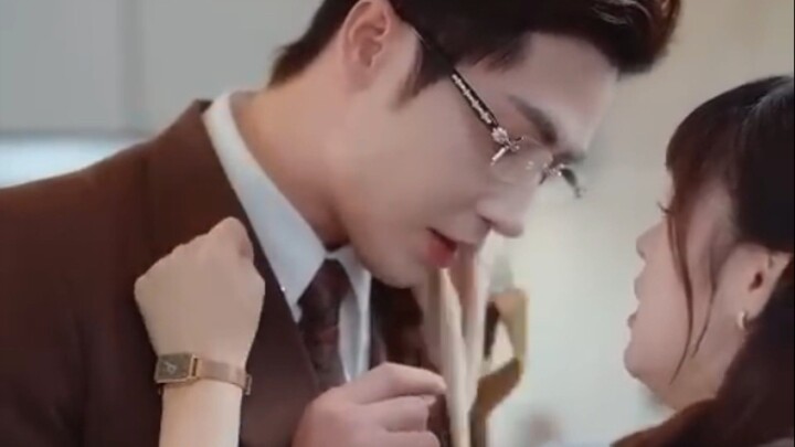 Mabuk, aku tidur dengan bos CEOku. Kuhindari, tapi dia jatuh cinta