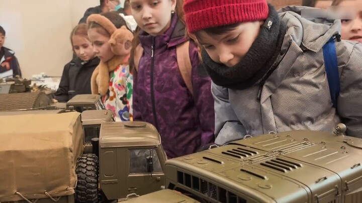 Dapatkah Anda percaya bahwa atase militer Rusia mengunjungi model Lao Tang?