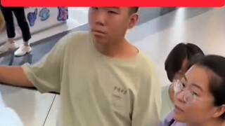 A Japanese girl appeared in Wangfujing, Beijing. This time she learned to play a less popular role a