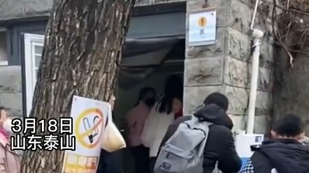 رجل يدخل دورة الرجال في وضح النهار!