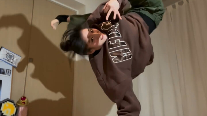 Cô gái nhảy hip-hop đẹp nhất, trồng chuối một tay ngầu quá đi!