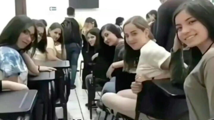 Saat hanya kamu satu-satunya di kelas yang bisa menggambar!