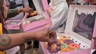 Tặng 100 chiếc bánh rán cho người vô gia cư