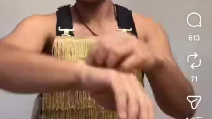 เบื้องหลังการสวมสร้อยข้อมือมิตรภาพ 600 เส้นของหนุ่มคนนี้