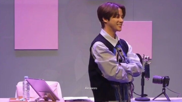 Kim Jin Hwan của iKON đã cover điệu nhảy ngẫu nhiên của nhóm nhạc nữ "HEY MAMA". Chỉ có em mới có th