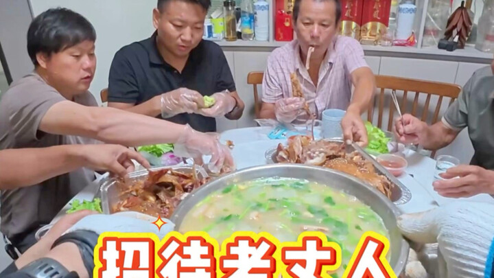 In Tonglu, Hangzhou, a handsome young man hosts a family dinner for his father-in-law and arranges a