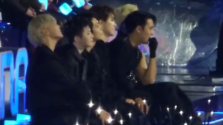 The next person, nervous before the grand prize is announced! Seventeen’s backstage fan cam footage.