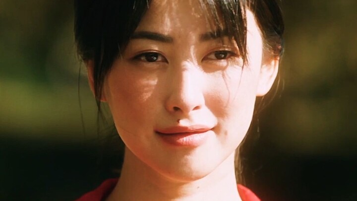 Wow, she actually looks even more beautiful without lipstick!