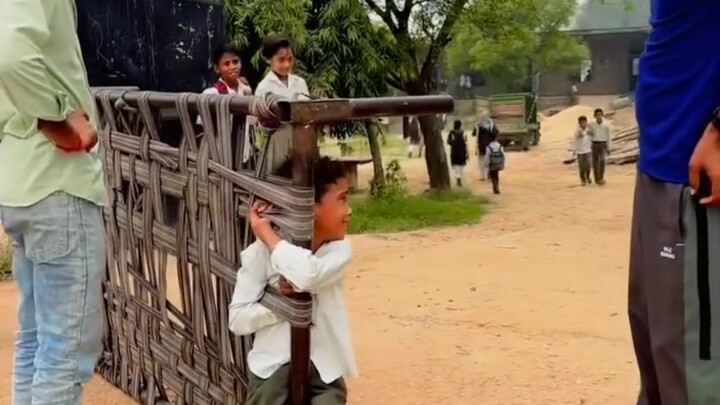 เห็นได้ชัดว่าพี่ชายไม่อยากไปโรงเรียนเลย