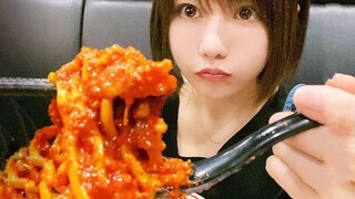 Benar-benar enak! Gadis Jepang menantang ramen Arktik pedas 10 kali lipat, habis dalam sekali tarika