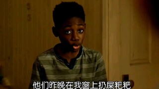 受到种族歧视的邻居恐吓，惊恐下的利亚姆却意外干掉邻居