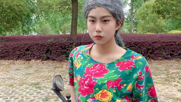 الأم: خلّي نصوّر فيديو أولًا قبل ما يسخروا منك!