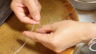 Saya mempelajari keterampilan ini dari koki restoran sebelumnya, dan saya akan mengajarkannya kepada