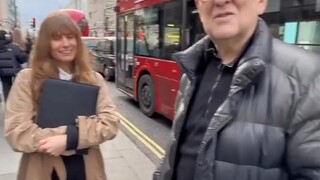 Thử nghiệm đường phố, ai sẵn sàng bắt tay tôi để thể hiện sự thân thiện sẽ được thưởng một chiếc điệ