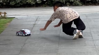 Pukul anak laki-laki itu dengan keras