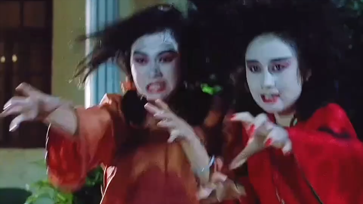 The man smashed the bottle in his hand, and the female ghost immediately went back to put on makeup 