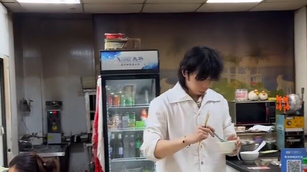 Khi trang phục của những người nổi tiếng trên mạng trở lại thực tế, hãy giống như...