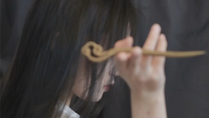 Mấy năm trước thì chẳng mấy để tâm đến chiếc trâm, nhưng giờ đây, khi tâm trạng thay đổi, lại thấy n