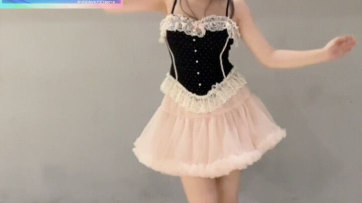 اقترع اسم الأغنية من حركة الغلاف: فتاة رقيقة بفستان منفوش، ترقص بحماس على كعب عالٍ!