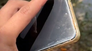 هاتف شاومي مي 14، بعد نقعه في الماء لستة أشهر، لا يزال صالحًا للاستخدام! لي جون سعيدٌ جدًا.