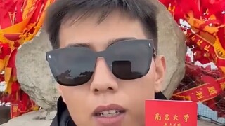 “同学，你的学生证掉在华山了，麻烦再爬一遍！”网友旅游捡到丢失证件，发布视频寻失主！暑期出行，个人重要证件一定要收纳好啊！