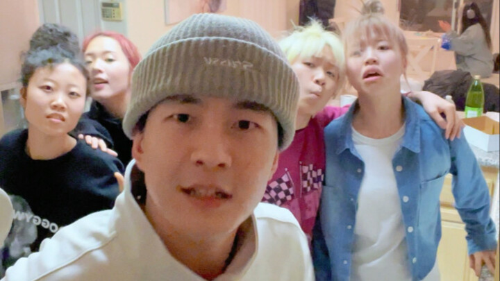 الرقصة الأولى - لقد قلتُ بالفعل لا تضع أغاني أثناء الطهي! خاصةً...