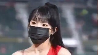 How good is the cheerleading dance of South Korean cheerleader Lee Da-hye? Five clips of Lee Da-hye 