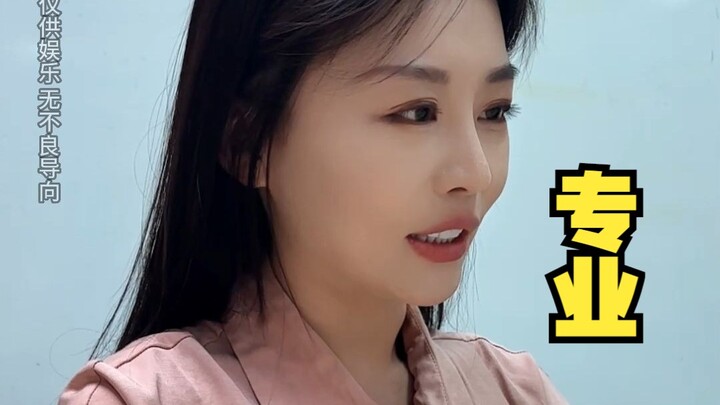 ผู้ดำเนินรายการมืออาชีพสาธิตวิธีผ่านการทดสอบภาษาจีนกลาง