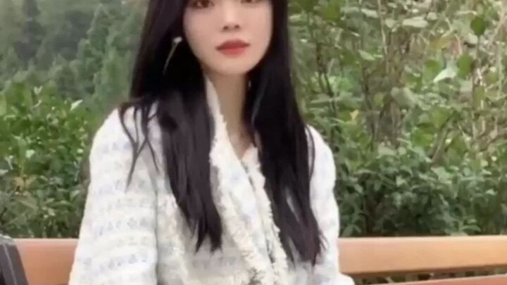 Cô gái thế hệ 00 sau khi tốt nghiệp đã chọn công việc “người canh mộ”, cho biết không khí làm việc r