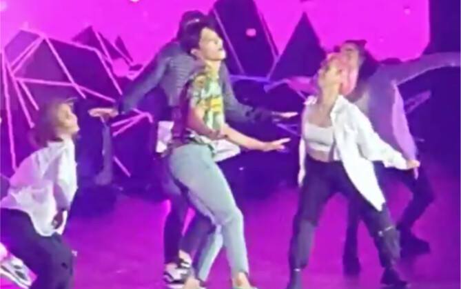 [พัคโบกอม] นักเรียนยอดเยี่ยมที่ได้รับการสอนจากครูผู้ฝึกสอนคิมแทฮยอง พัคโบกอมมาแสดงคัฟเวอร์แดนซ์บน FM