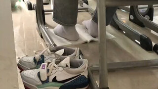 遇到脚臭还脱鞋的，该怎么办