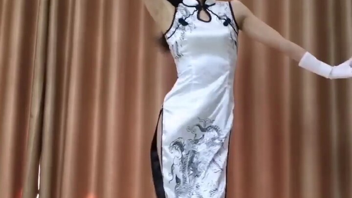 Múa quảng trường trong nhà