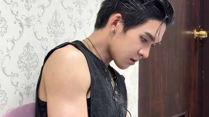เห้อ เพื่อนผมอาการหนักอยู่ ฝากเป็นกำลังใจเพื่อนผมด้วยนะครับ ฝากเช็คชื่อคนดูแฟนบอยค้าบ #mrfanboyep2