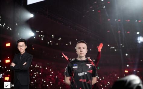 Playing on the server, using a Molotov to flame Ropz