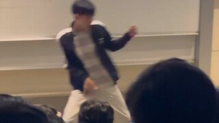 ปีที่แล้วตอนงานเลี้ยงนักศึกษาใหม่เต้นคัฟเวอร์เพลง "Growl" ของ EXO ทำตัวเองอายนานสามนาที