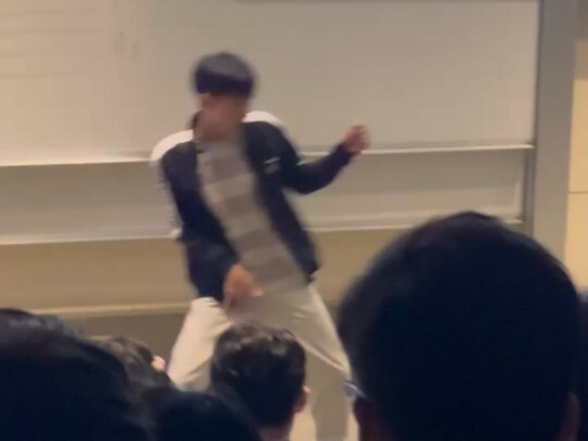 Năm ngoái trong đêm hội tân sinh viên nhảy lại bài "Roar" của EXO, chết đứng ba phút