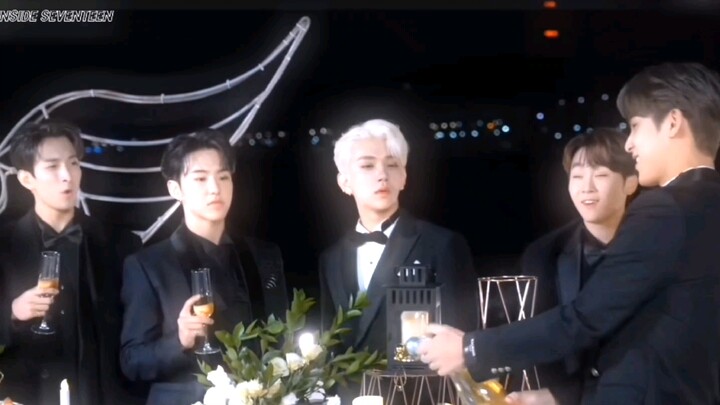 الرئيس جين يفتح الشمبانيا [بدء حفل الخمر الثاني].