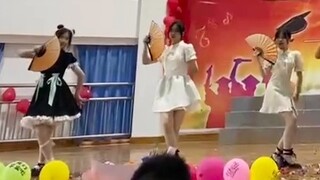 Kami lulus! - Lulusan SMP membawakan tarian "Kirim ke Bulan"
